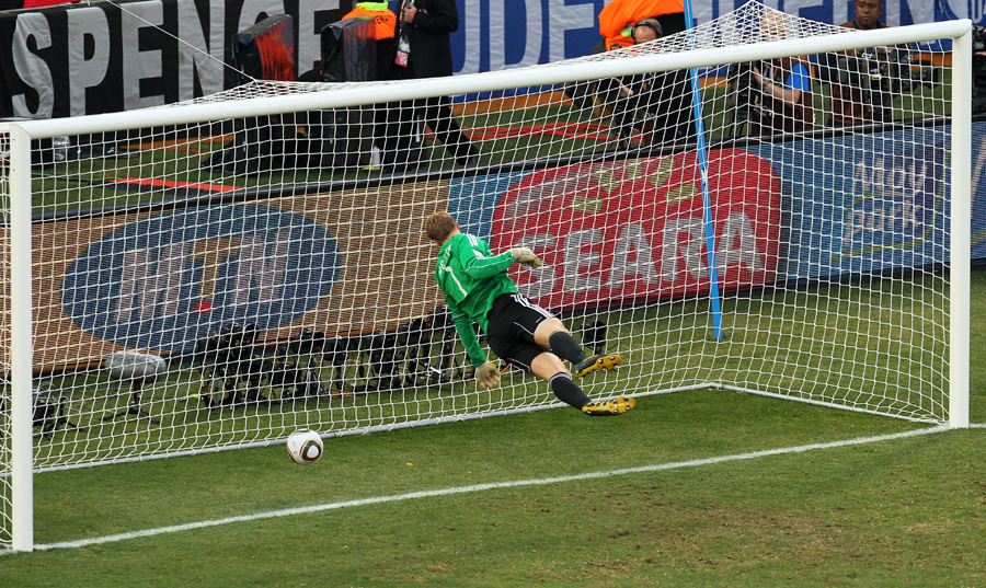 Frank Lampard's shot bounces over the line